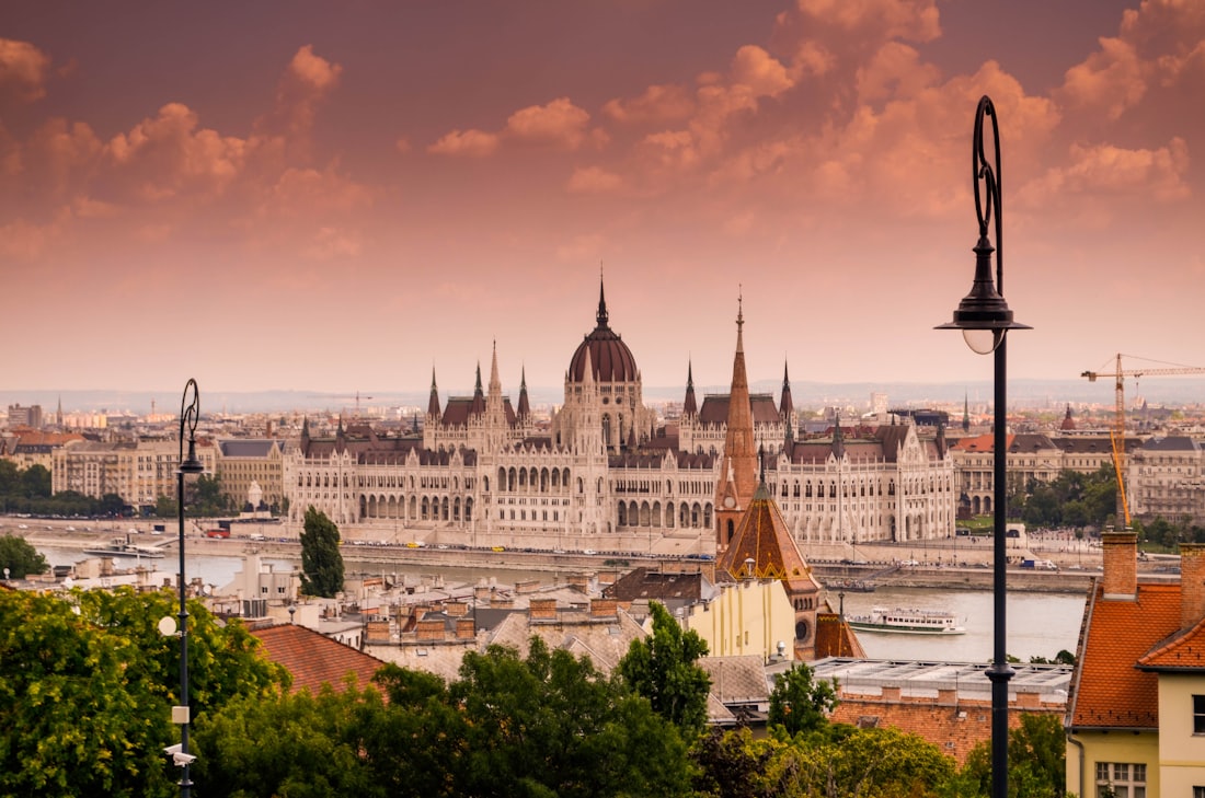 Le Parlement de Budapest au coucher du soleil, sur les rives du Danube